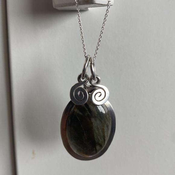 Labradorite and sterling silver pendant - Picture 5 of 8